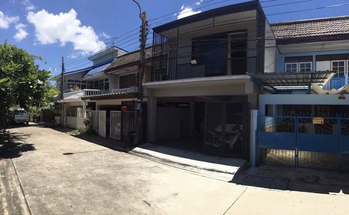 ขายทาวน์โฮมโชคชัย4 ลาดพร้าว71 : บ้านรีโนเวทใหม่ ใจกลางโชคชัย 4! 4 ห้องนอน ทำเลทอง ใกล้รถไฟฟ้า สายสีเหลือง