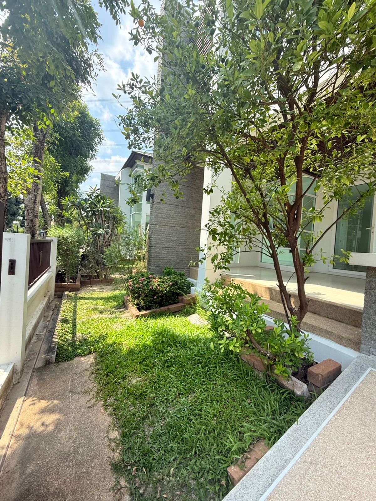 For SaleHouseBangna, Bearing, Lasalle : 2 houses for sale, Blue Lagoon, 2 pairs, adjacent to each other. Can buy a pair or separate