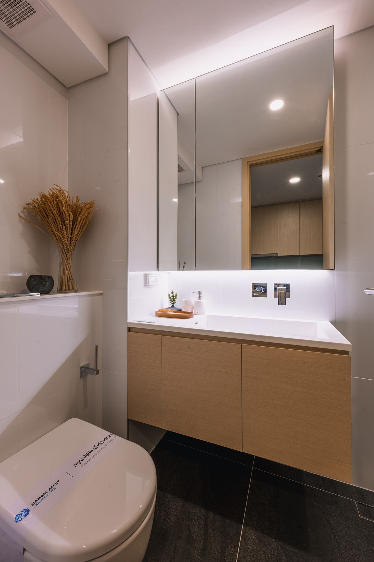 For SaleCondoRama9, Petchburi, RCA : Luxury condo for sale in Landmark at MRTA RAMA 9, 19 floors, living space 27.50 sq.m., 1st floor, 1 bedroom, 1 living room, with special services from Cassia. Convenient transportation, near the MRT Station, Rama 9 Orange Station.