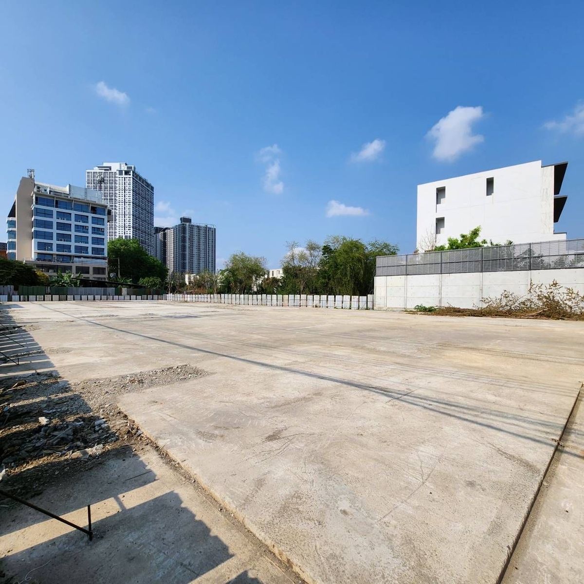 For SaleLandRama9, Petchburi, RCA : Quick sale of land 223 sq. Rama 9, Soi 13, adjacent to Artale Village, Asoke-Rama 9, 60 million of Ananda, which can be in many ways, including Rama 9, Mengjai, Ratchada Huai Khwang.