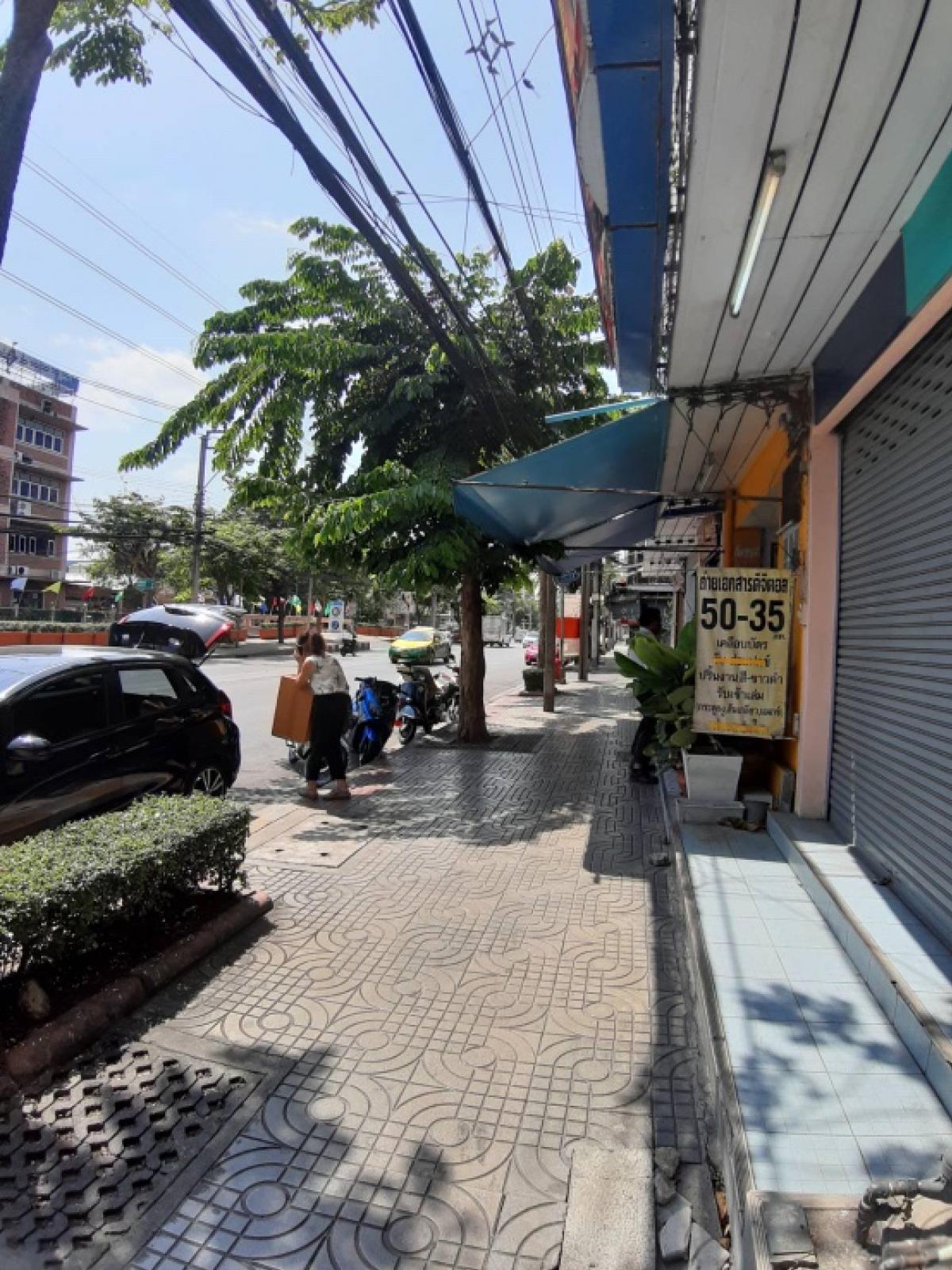 For RentRetail SpaceWongwianyai, Charoennakor : Rent a sales area/store Commercial buildings near Icon Siam 900 meters, Golden Line Rent only the ground floor or rent the whole building.