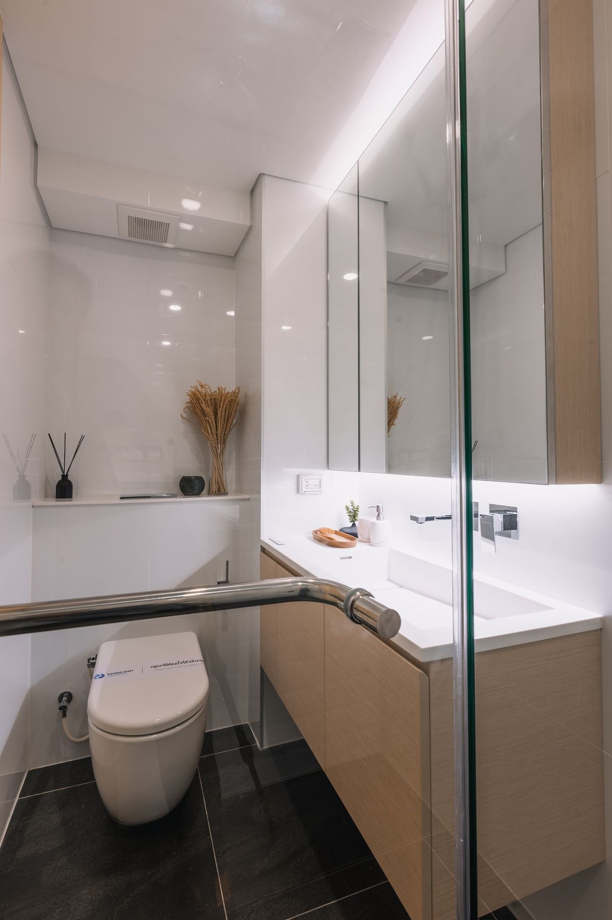 For SaleCondoRama9, Petchburi, RCA : Luxury condo for sale in Landmark at MRTA RAMA 9, 19 floors, living space 27.50 sq.m., 1st floor, 1 bedroom, 1 living room, with special services from Cassia. Convenient transportation, near the MRT Station, Rama 9 Orange Station.