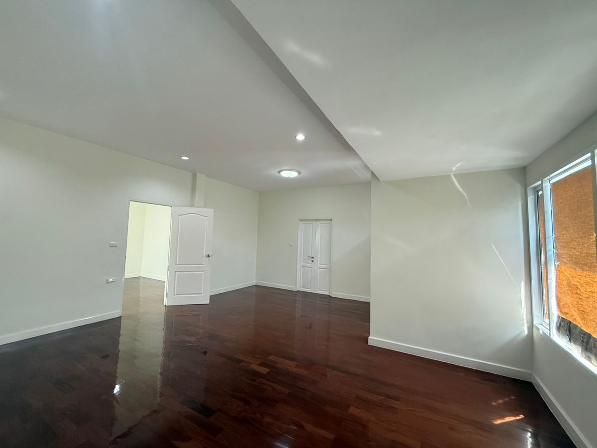 For SaleHouseBangna, Bearing, Lasalle : 2 houses for sale, Blue Lagoon, 2 pairs, adjacent to each other. Can buy a pair or separate