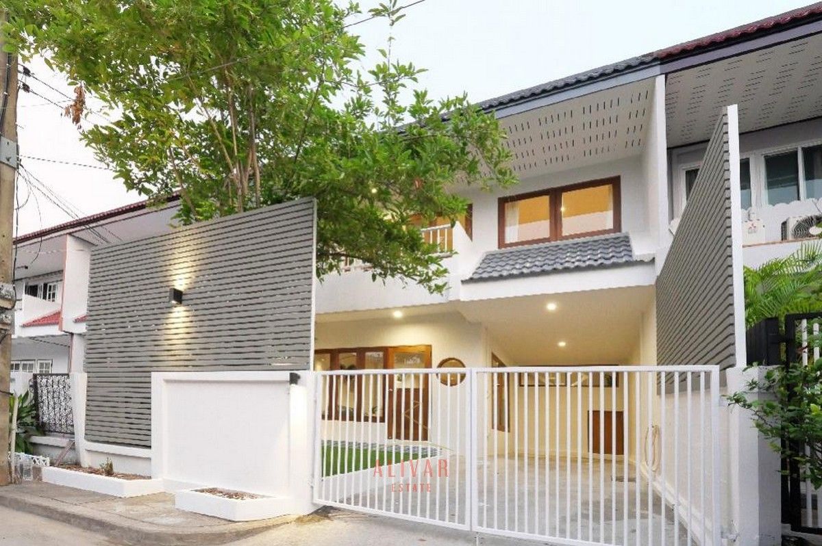 For RentTownhomeOnnut, Udomsuk : RH030825 2 -story townhome for rent, 3 bedrooms, decorated with Khlong Tan Niwet Village, Soi Prieid 42