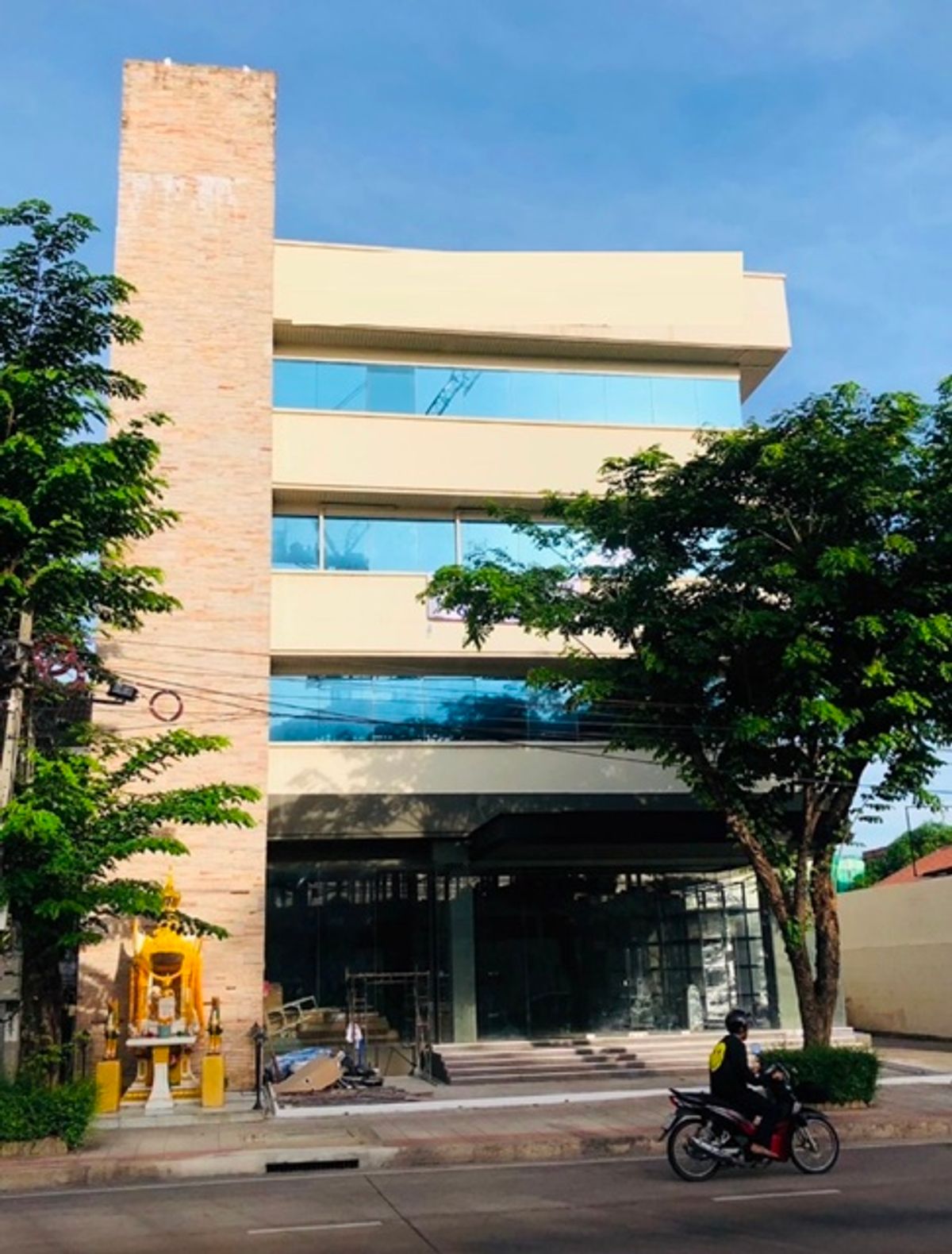 ให้เช่าสำนักงานเกษตร นวมินทร์ ลาดปลาเค้า : MRT ลาดพร้าว71 เซ็นทรัล อีสท์ วิลล์ 850 ม. ให้เช่าอาคารสำนักงาน พร้อมลิพท์ ชั้น4 นาคนิวาสต้นๆ 110 ตร.ม. รร.นานาชาติสิงคโปร์ 4.3 กม.