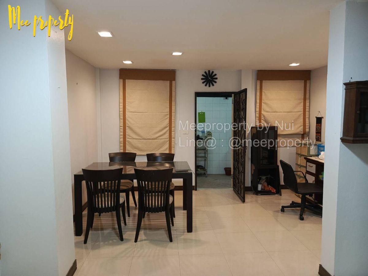 For SaleTownhomePathum Thani,Rangsit, Thammasat : Urgent sale, 2-story townhouse, Piyawaram Village, Khlong 4, Sawai Pracharat Road, Good atmosphere, with a clubhouse, swimming pool, an area of ​​24 sq.w., usable area 108 sqm. ME-96