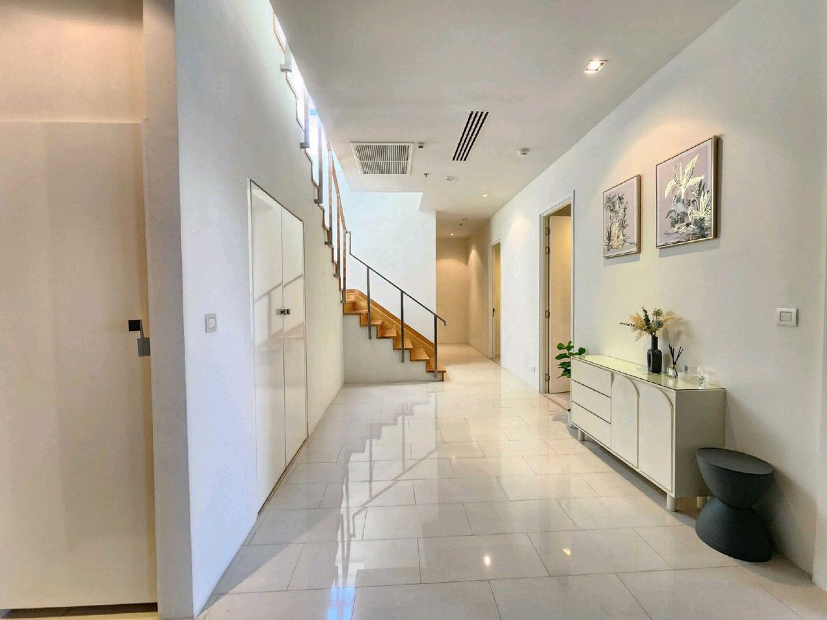 ให้เช่าคอนโดพระราม 9 เพชรบุรีตัดใหม่ RCA : Circle Living Prototype: Pet-Friendly 2-Storey Residence Near Makkasan Airport Link