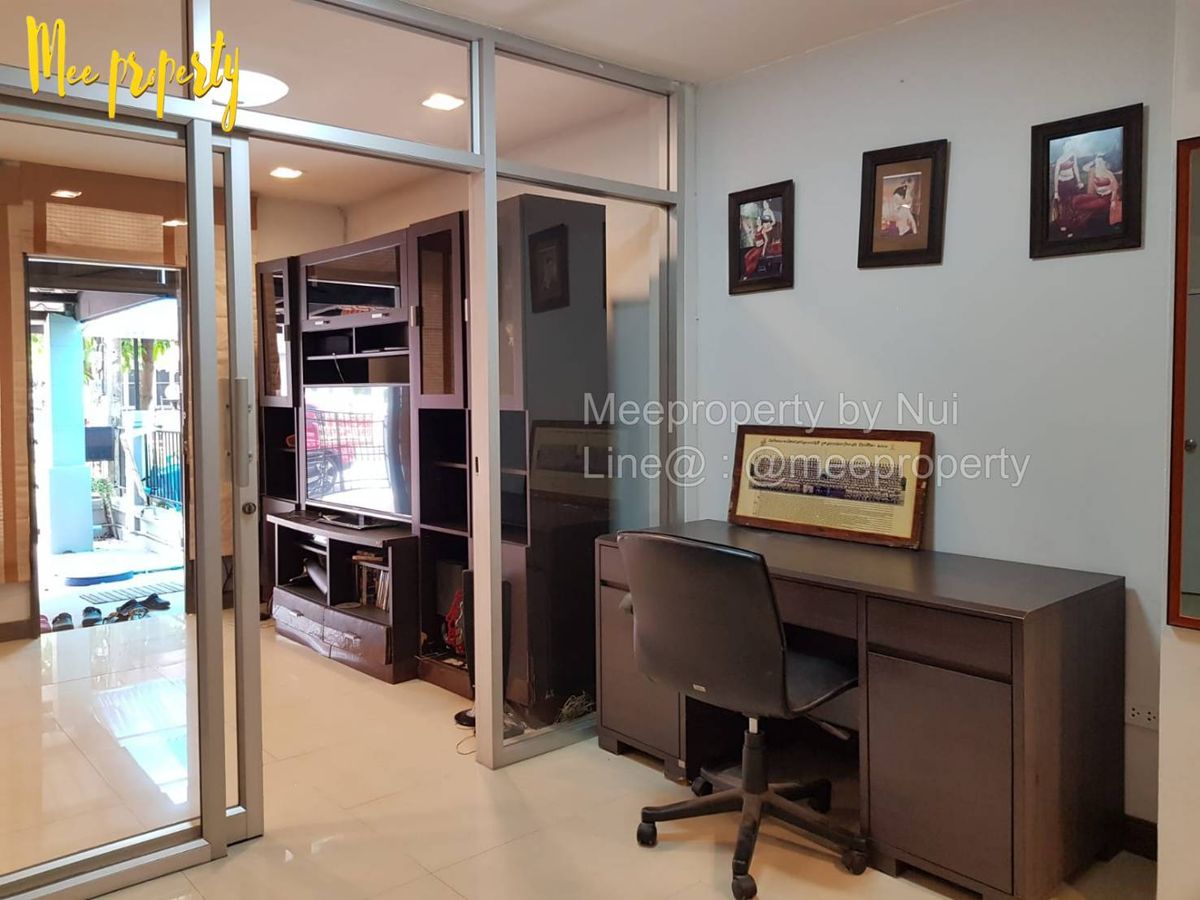 For SaleTownhomePathum Thani,Rangsit, Thammasat : Urgent sale, 2-story townhouse, Piyawaram Village, Khlong 4, Sawai Pracharat Road, Good atmosphere, with a clubhouse, swimming pool, an area of ​​24 sq.w., usable area 108 sqm. ME-96