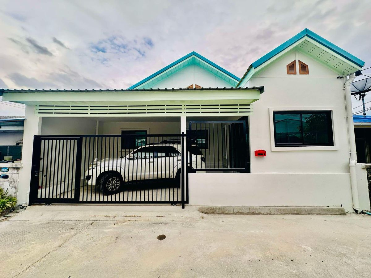 For RentHouseSamut Prakan,Samrong : Rent a new house built Bang Phli Nok Village, near Big C, Pleanglai, Demonstration School, Bang Na