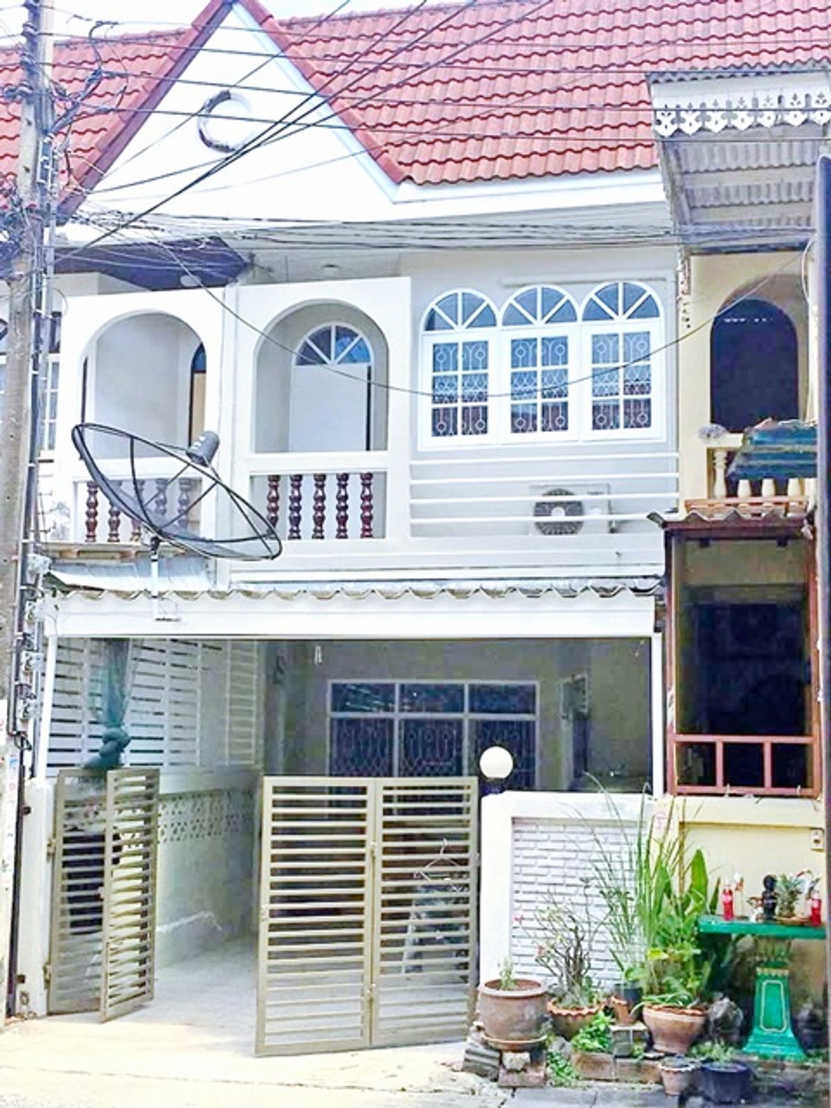 For RentTownhomeYothinpattana,CDC : MRT Ladprao 83 1.3 km. Lotus Ladprao 87 400 M. Interior for rent 2 -story townhouse, new renovated 20 sq.w. 2 bedrooms, 2 water, Ladprao Hospital 1.5 km.