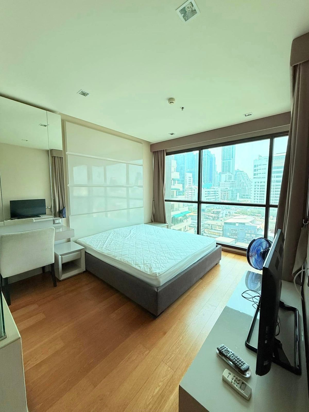 For SaleCondoSathorn, Narathiwat : Urgent sale, condo, wide room Beautifully decorated, ready to get in, complete, good location, easy to walk through in and out in many ways Interested, can say hello.