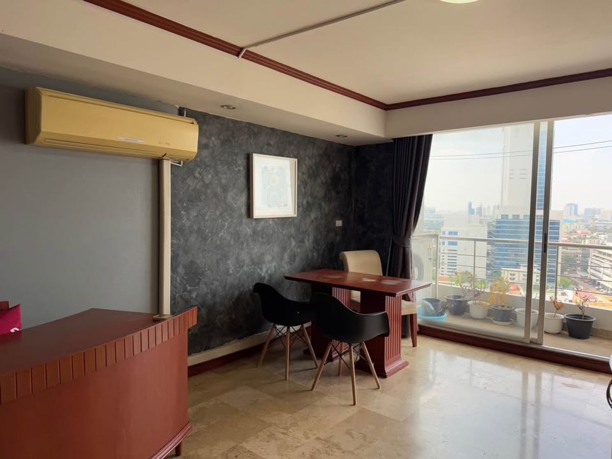 For SaleCondoKasetsart, Ratchayothin : Big room, beautiful, high floor Very good furniture.