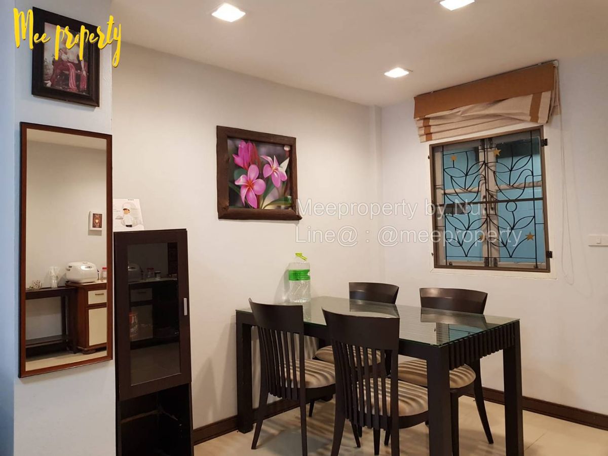 For SaleTownhomePathum Thani,Rangsit, Thammasat : Urgent sale, 2-story townhouse, Piyawaram Village, Khlong 4, Sawai Pracharat Road, Good atmosphere, with a clubhouse, swimming pool, an area of ​​24 sq.w., usable area 108 sqm. ME-96