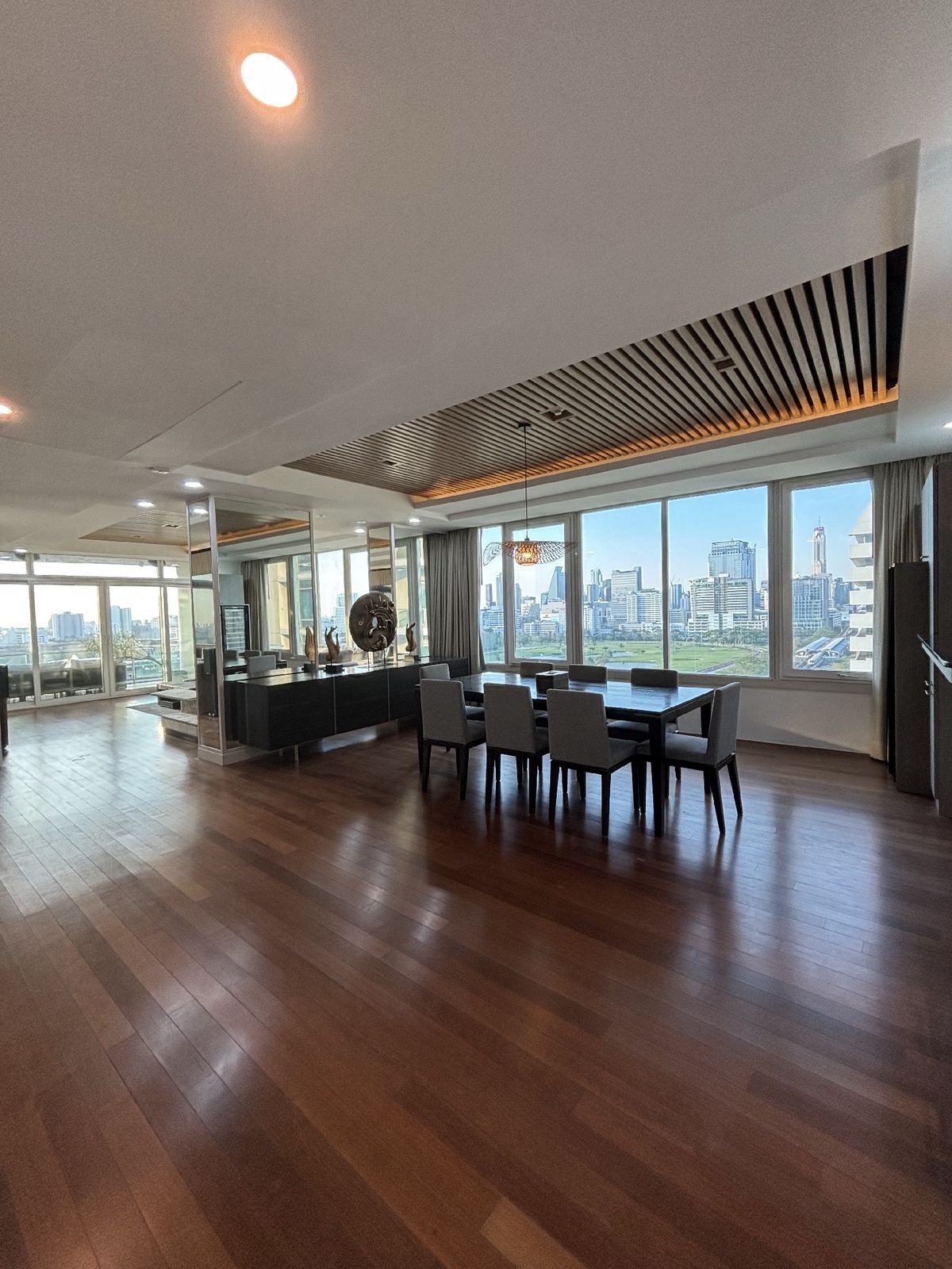 ให้เช่าคอนโดวิทยุ ชิดลม หลังสวน : Recently Renovated BIG unit, 3 BR overlooking RBSC 18-hole golf course in Ratchadamri !!!