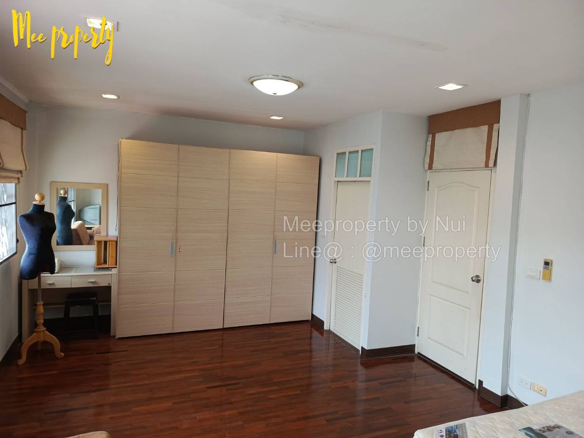 For SaleTownhomePathum Thani,Rangsit, Thammasat : Urgent sale, 2-story townhouse, Piyawaram Village, Khlong 4, Sawai Pracharat Road, Good atmosphere, with a clubhouse, swimming pool, an area of ​​24 sq.w., usable area 108 sqm. ME-96