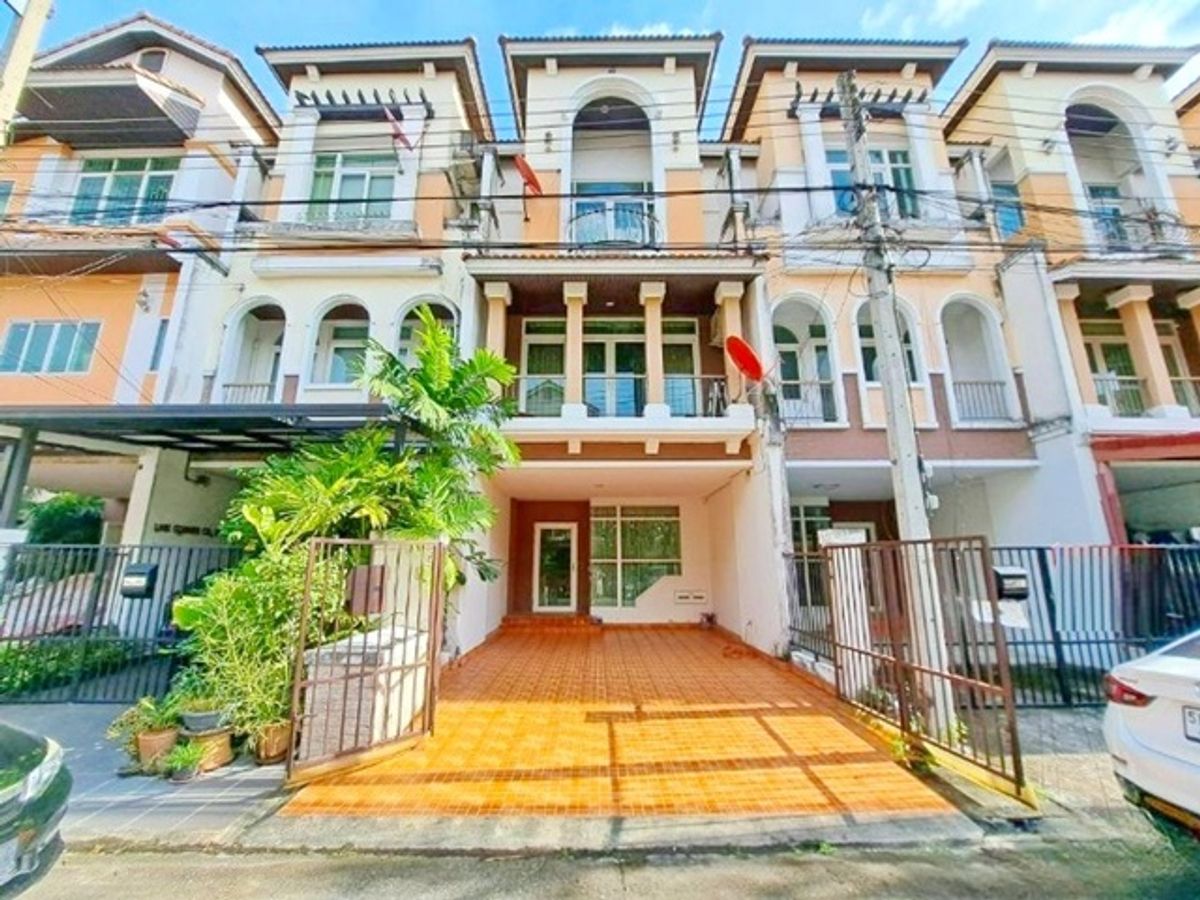 For RentTownhomePathum Thani,Rangsit, Thammasat : Sears Rangsit 350 m. BTS Separation of the Civil Service Commission 3.7 km. Rent a 3 -storey townhouse, 5 meters of air, Rangsit 3.9 km with Ferbum.