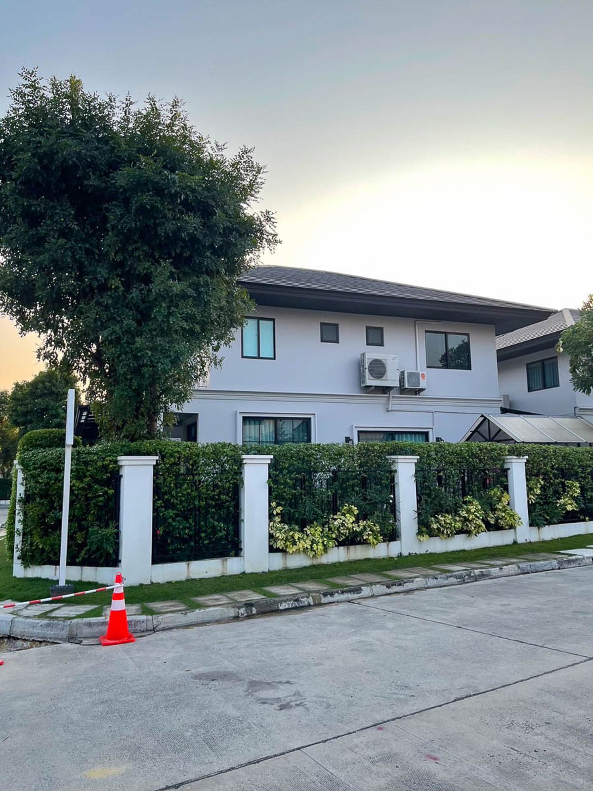 For SaleHousePattanakan, Srinakarin : Setthasiri House for sale, 3 bedrooms, 63 square meters, 181 sqm. After the corner, there is a housekeeper near Suvarnabhumi Onnut Prawet Chalerm Phrakiat Rama 9 Lat Krabang: SL25S-006