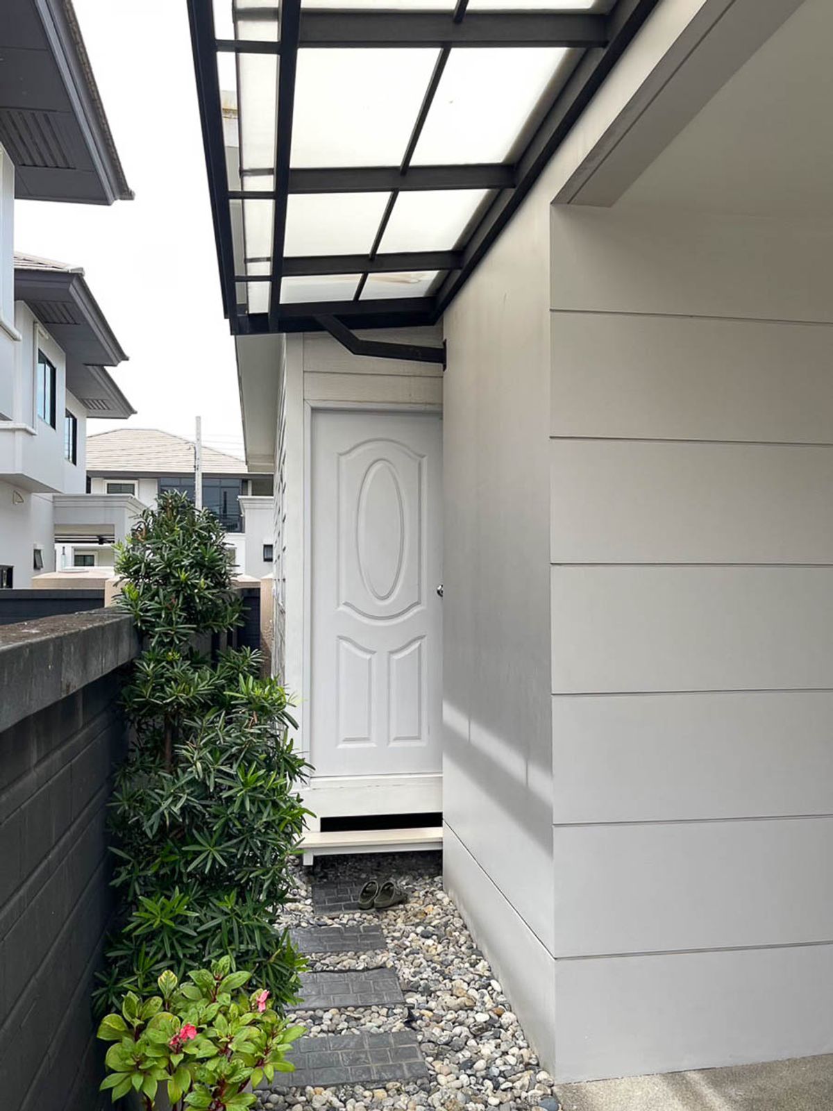 For SaleHousePattanakan, Srinakarin : Setthasiri House for sale, 3 bedrooms, 63 square meters, 181 sqm. After the corner, there is a housekeeper near Suvarnabhumi Onnut Prawet Chalerm Phrakiat Rama 9 Lat Krabang: SL25S-006