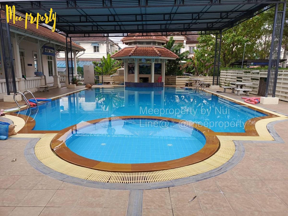 For SaleTownhomePathum Thani,Rangsit, Thammasat : Urgent sale, 2-story townhouse, Piyawaram Village, Khlong 4, Sawai Pracharat Road, Good atmosphere, with a clubhouse, swimming pool, an area of ​​24 sq.w., usable area 108 sqm. ME-96