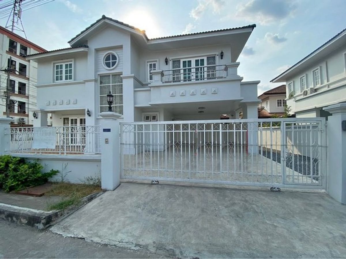 For RentHousePathum Thani,Rangsit, Thammasat : Rent a 2 -story detached house near Phacharoen Market Rangsit-Nakhon Nayok Road  Por Ramaporn Village, Khlong Si, near Home Pro Market, Village, Rangsit