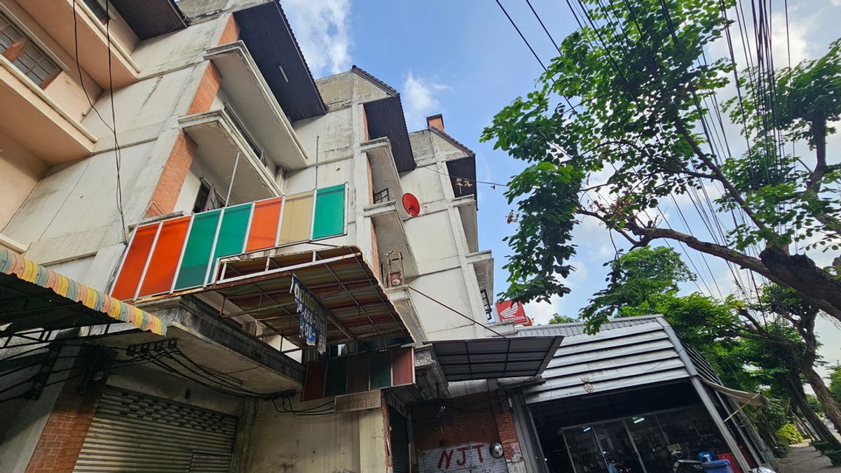 For SaleShop HouseChokchai 4, Ladprao 71, Ladprao 48, : Selling a commercial building on the main road, 4 floors, 23 sq.w., Naga Niwat 38, good location, cheap price, Ladprao 71, near Ram Inthra Expressway Lotus along the Crystal Park Expressway