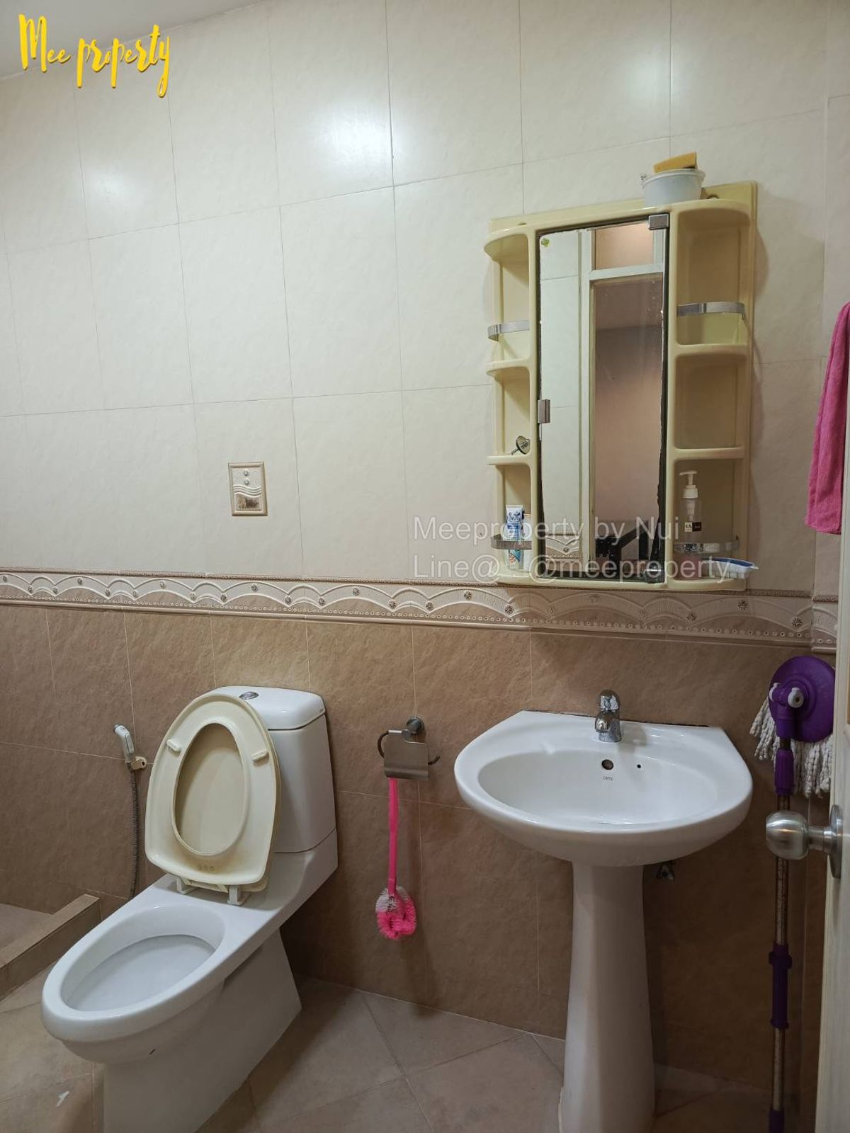 For SaleTownhomePathum Thani,Rangsit, Thammasat : Urgent sale, 2-story townhouse, Piyawaram Village, Khlong 4, Sawai Pracharat Road, Good atmosphere, with a clubhouse, swimming pool, an area of ​​24 sq.w., usable area 108 sqm. ME-96