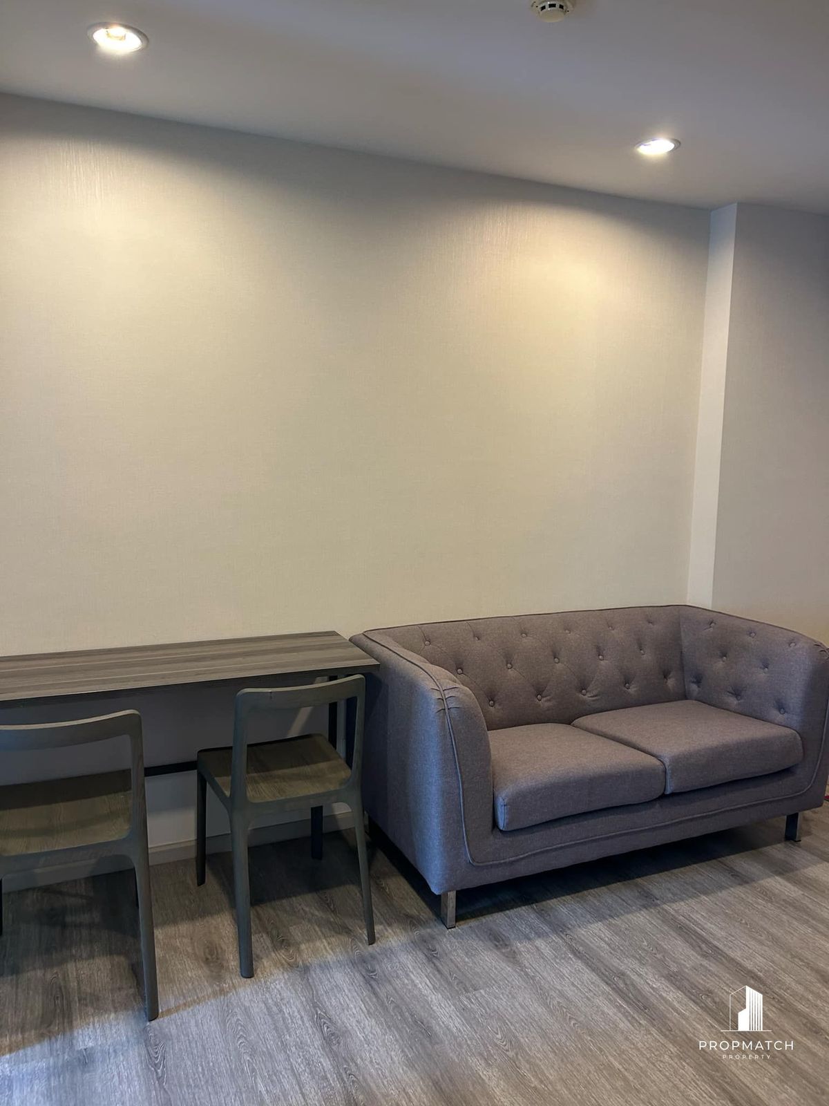 For SaleCondoAri,Anusaowaree : Condo for sale near the Centric Ari Station (1 bed 1 water 28 SQM) with furniture.