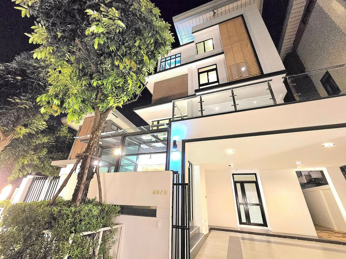 บ้านเสรีไทย-นิด้า : 📢 ขายหรือเช่า บ้านเดี่ยว POOLVILLA เสรีไทย 73 พร้อม Glasshouse skylight และอ่าง Jacuzzi นอนดูดาว ใกล้รถไฟฟ้า จุดขึ้นลงทางด่วนหลายจุด    S2501-310