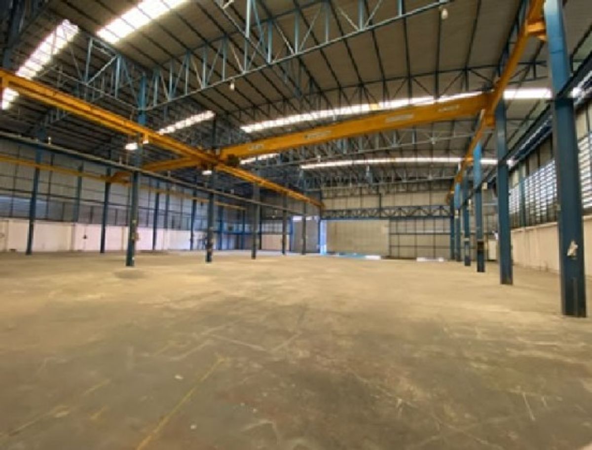 For RentWarehouseSamut Prakan,Samrong : Tel. 081-632-0632 Factory warehouse rental with office in Soi Thai Insurance Thepharak Km. 21 / Purple area / 1880 square meters / in the factory. There is a crane / trailer in and out.
