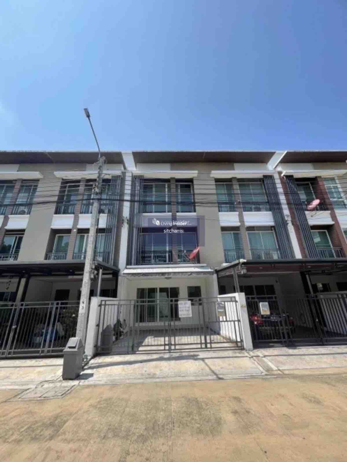For RentTownhomeChokchai 4, Ladprao 71, Ladprao 48, : House for rent in the middle of Chokchai 4, Soi 50, 3 -story townhome. After the corner, there is an area of ​​the kitchen curtain near the Polelo Chokchai 4 MRT Lat Phrao 71.