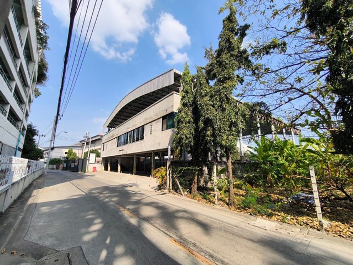 For RentShop HouseRama9, Petchburi, RCA : HR2294 Land for rent with buildings in Rama 9 area near KPN Tower, suitable for office restaurants.