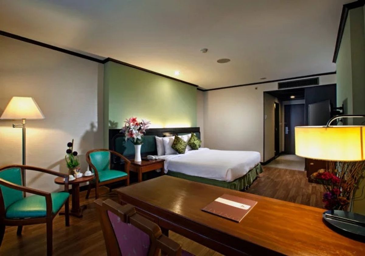 ให้เช่าสุขุมวิท อโศก ทองหล่อ : Line : @zimple_asset  โรงแรมบนถนนสุขุมวิท ติดEmsphere ให้บริการห้องพักในระดับ4ดาว พร้อมด้วยสิ่งอำนวยความสะดวกมากมาย ใกล้แหล่งช้อปปิ้งและใจกลางแหล่งธุรกิจของกรุงเทพ