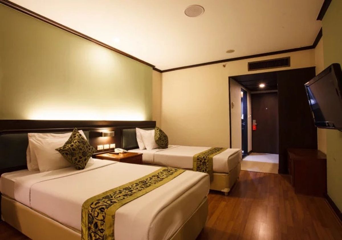 ให้เช่าสุขุมวิท อโศก ทองหล่อ : Line : @zimple_asset  โรงแรมบนถนนสุขุมวิท ติดEmsphere ให้บริการห้องพักในระดับ4ดาว พร้อมด้วยสิ่งอำนวยความสะดวกมากมาย ใกล้แหล่งช้อปปิ้งและใจกลางแหล่งธุรกิจของกรุงเทพ