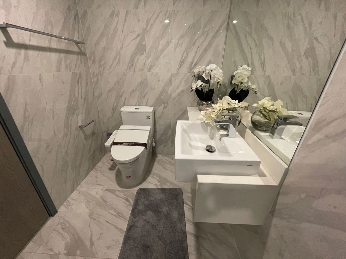 For SaleCondoKhlongtoei, Kluaynamthai : Luxury Luxury Condo for sale, Rama 4 Road, near MRT Khlong Toei 0 m. Condo Coco Park, Floor 12, Size 49.60 sq.m., 1 bedroom, 1 bathroom near the Chalerm Mahanakorn Expressway. With a 5 -star service from Dusit Hotel