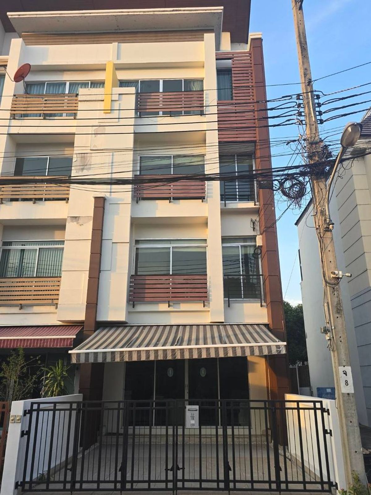 For SaleTownhomeChokchai 4, Ladprao 71, Ladprao 48, : Townhome for sale on the main road, golden location, Ban Klang Mueang Project Erbanian Ladprao 71 (opposite Shell pump), Bangkok