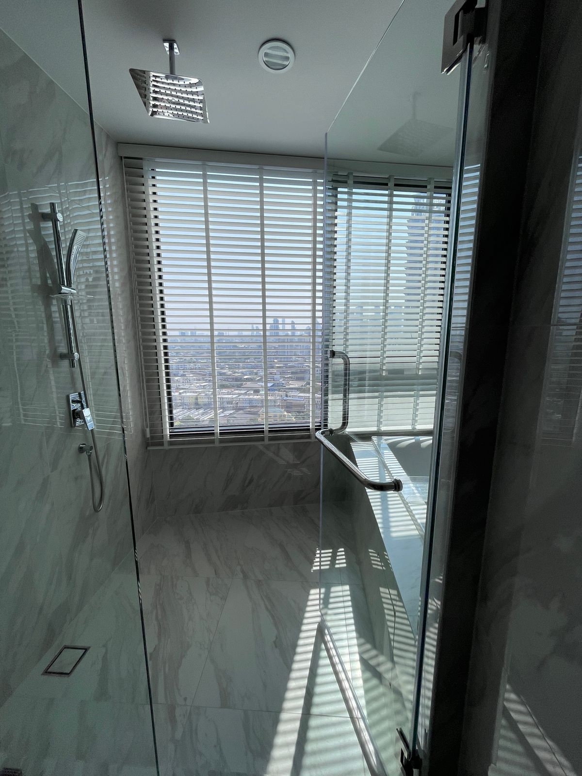 For SaleCondoKhlongtoei, Kluaynamthai : Luxury Luxury Condo for sale, Rama 4 Road, near MRT Khlong Toei 0 m. Condo Condo Park, 27th floor, size 101.68 sq.m., 3 bedrooms, 3 bathrooms, near Chalerm Mahanakorn Expressway. With a 5 -star service from Dusit Hotel