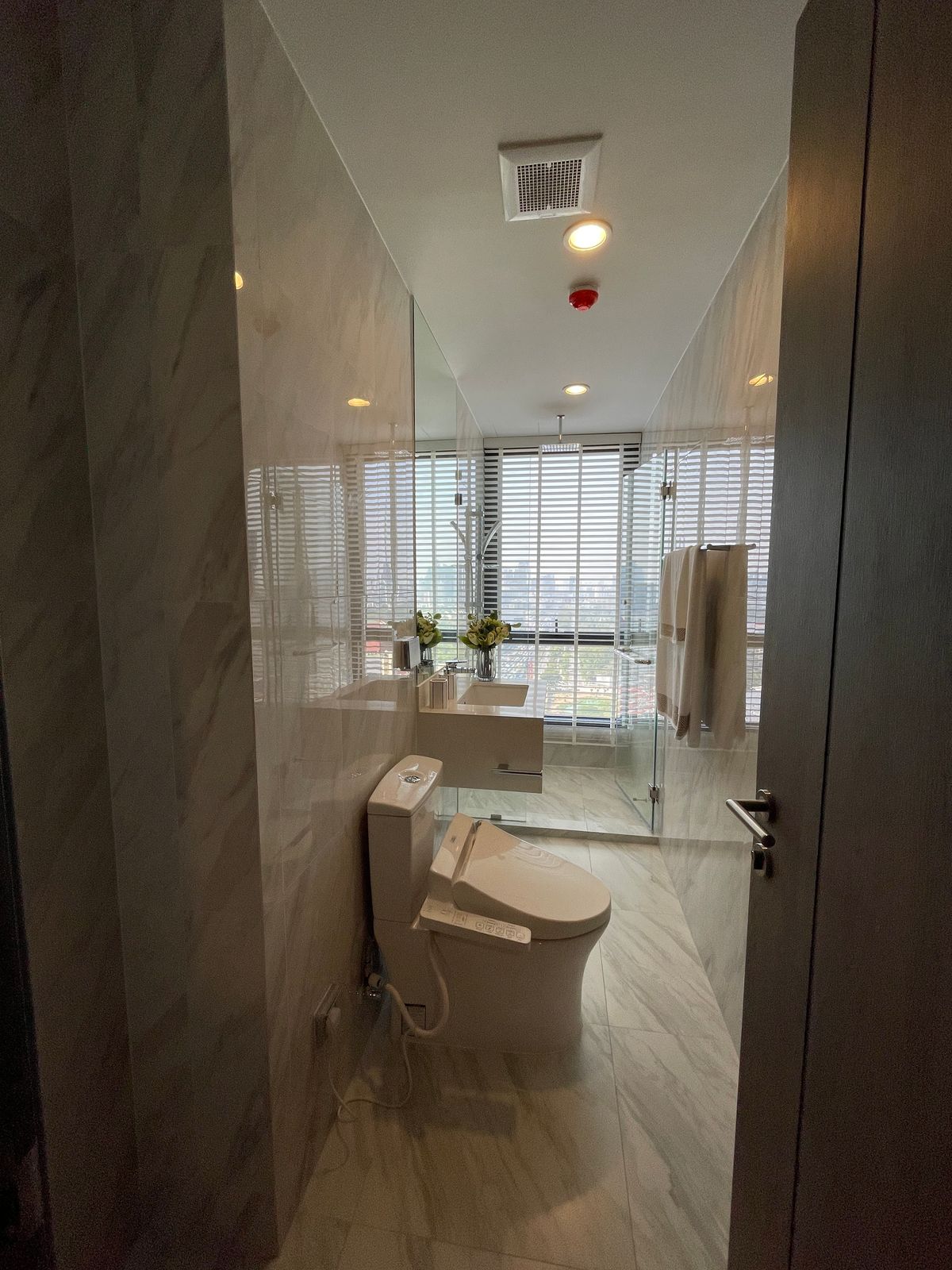 For SaleCondoKhlongtoei, Kluaynamthai : Luxury Luxury Condo for sale, Rama 4 Road, near MRT Khlong Toei 0 m. Condo Condo Park, 27th floor, size 101.68 sq.m., 3 bedrooms, 3 bathrooms, near Chalerm Mahanakorn Expressway. With a 5 -star service from Dusit Hotel