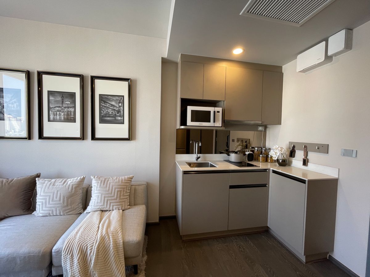 For SaleCondoKhlongtoei, Kluaynamthai : Luxury Luxury Condo for sale, Rama 4 Road, near MRT Khlong Toei 0 m. Condo Coco Park, Floor 12, Size 49.60 sq.m., 1 bedroom, 1 bathroom near the Chalerm Mahanakorn Expressway. With a 5 -star service from Dusit Hotel