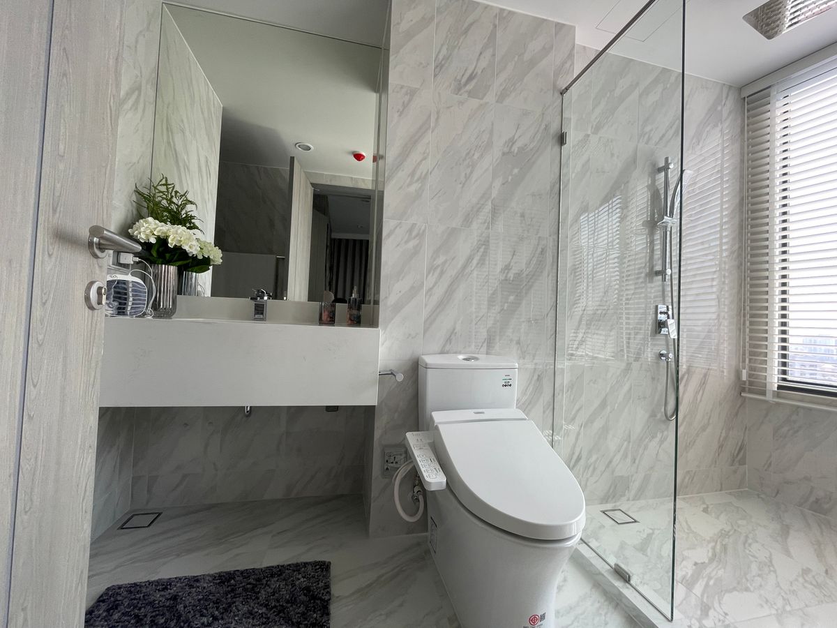 For SaleCondoKhlongtoei, Kluaynamthai : Luxury Luxury Condo for sale, Rama 4 Road, near MRT Khlong Toei 0 m. Condo Condo Park, 27th floor, size 101.68 sq.m., 3 bedrooms, 3 bathrooms, near Chalerm Mahanakorn Expressway. With a 5 -star service from Dusit Hotel