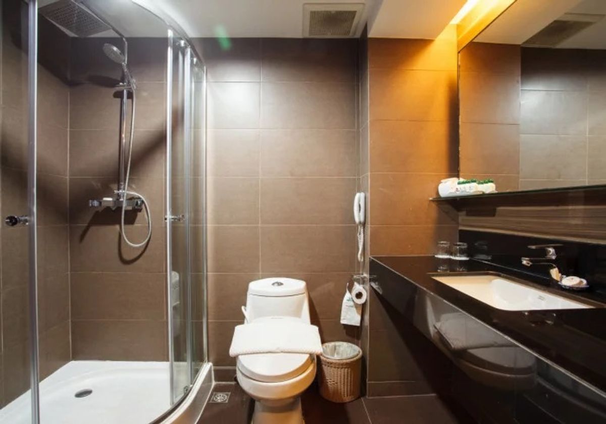 ให้เช่าสุขุมวิท อโศก ทองหล่อ : Line : @zimple_asset  โรงแรมบนถนนสุขุมวิท ติดEmsphere ให้บริการห้องพักในระดับ4ดาว พร้อมด้วยสิ่งอำนวยความสะดวกมากมาย ใกล้แหล่งช้อปปิ้งและใจกลางแหล่งธุรกิจของกรุงเทพ