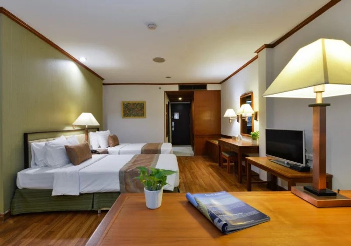 ให้เช่าสุขุมวิท อโศก ทองหล่อ : Line : @zimple_asset  โรงแรมบนถนนสุขุมวิท ติดEmsphere ให้บริการห้องพักในระดับ4ดาว พร้อมด้วยสิ่งอำนวยความสะดวกมากมาย ใกล้แหล่งช้อปปิ้งและใจกลางแหล่งธุรกิจของกรุงเทพ