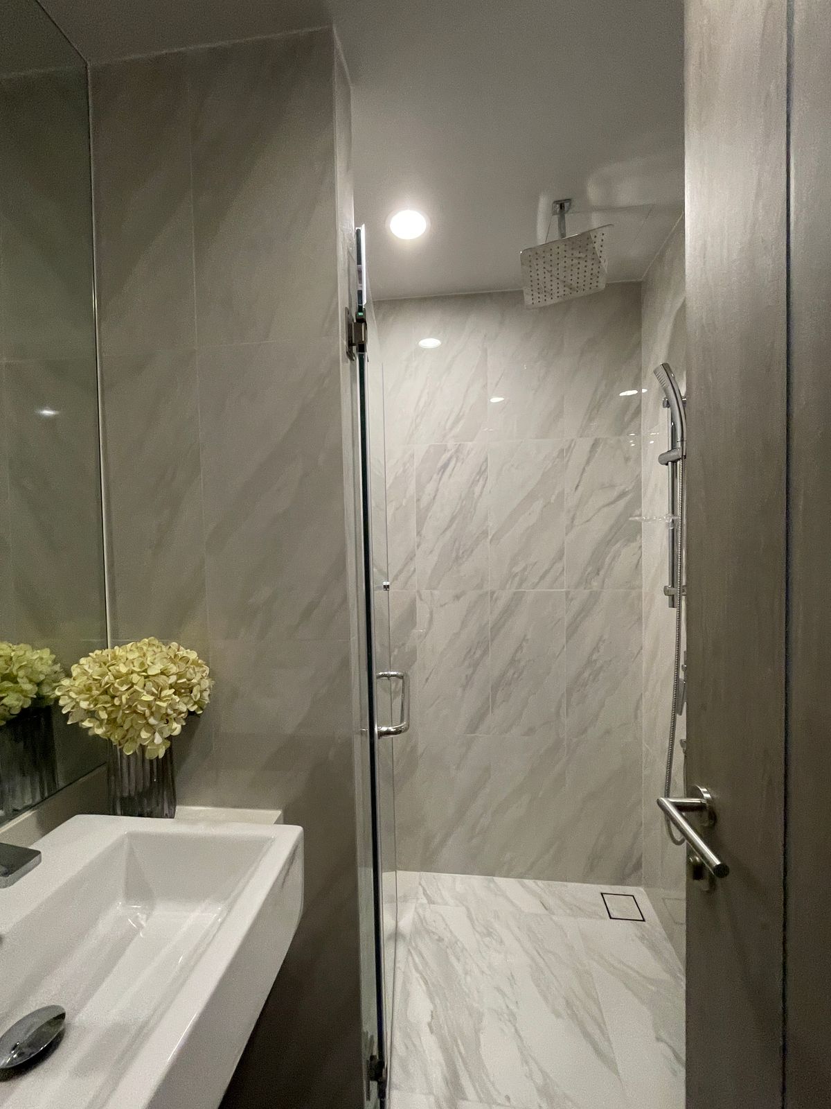 For SaleCondoKhlongtoei, Kluaynamthai : Luxury Luxury Condo for sale, Rama 4 Road, near MRT Khlong Toei 0 m. Condo Condo Park, 27th floor, size 101.68 sq.m., 3 bedrooms, 3 bathrooms, near Chalerm Mahanakorn Expressway. With a 5 -star service from Dusit Hotel