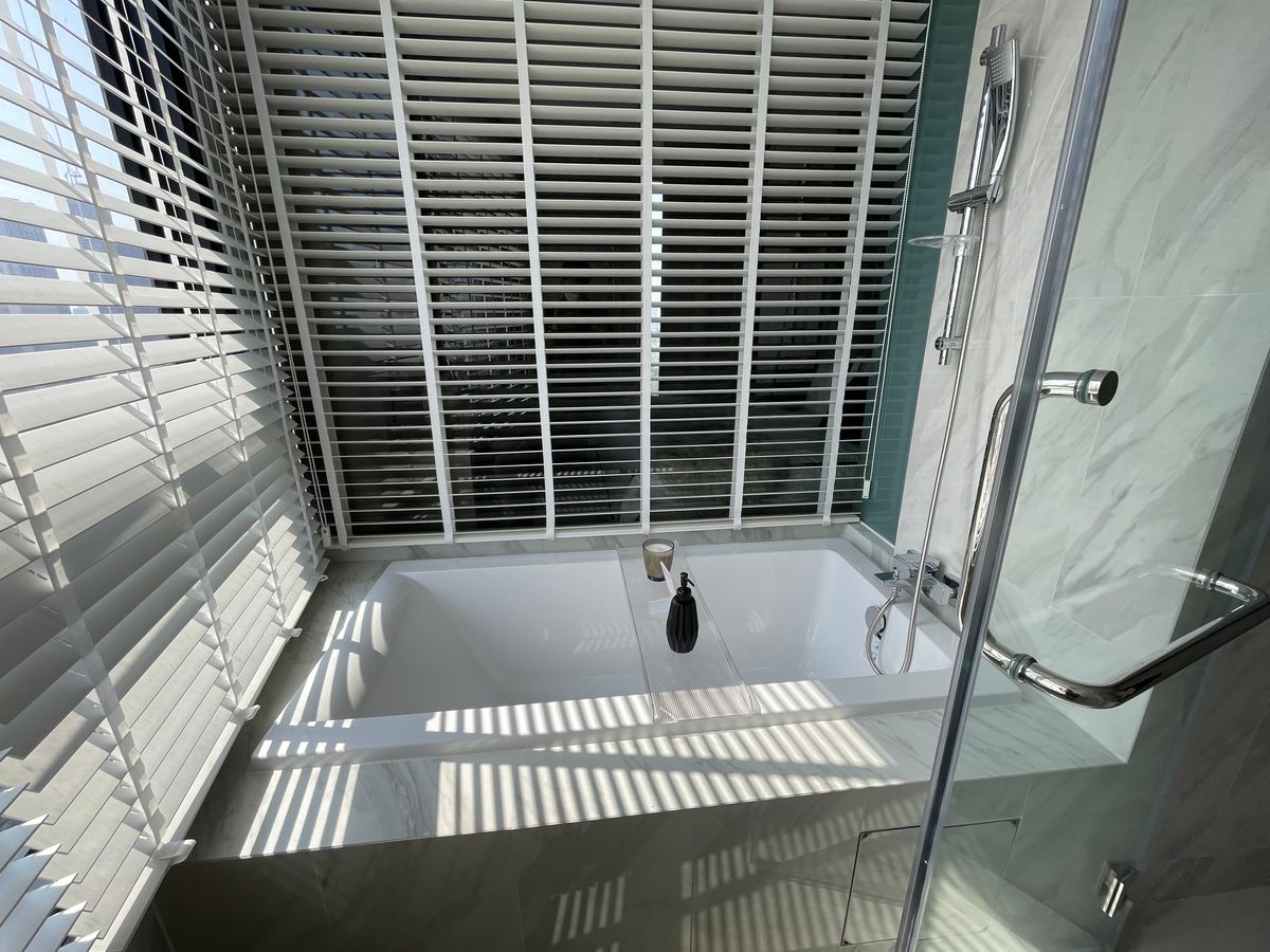 For SaleCondoKhlongtoei, Kluaynamthai : Luxury Luxury Condo for sale, Rama 4 Road, near MRT Khlong Toei 0 m. Condo Condo Park, 27th floor, size 101.68 sq.m., 3 bedrooms, 3 bathrooms, near Chalerm Mahanakorn Expressway. With a 5 -star service from Dusit Hotel