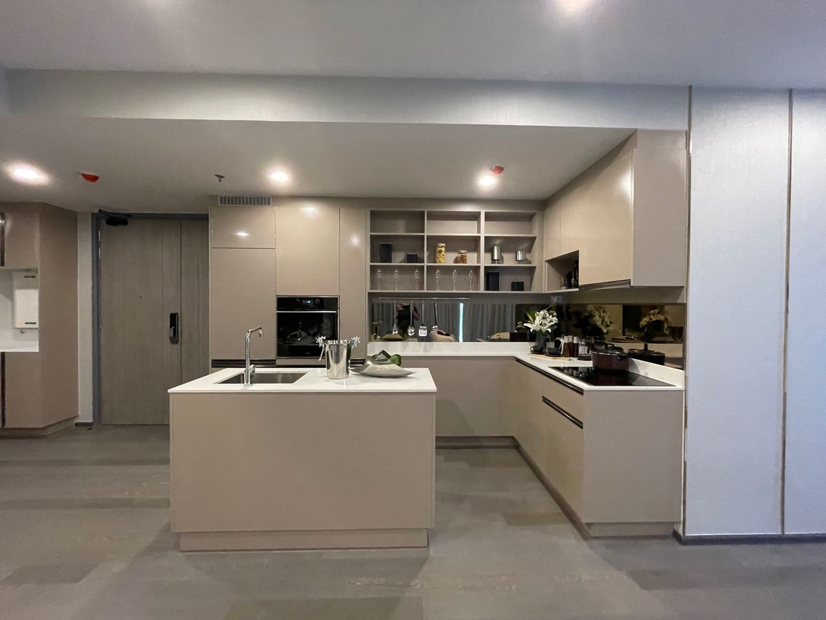 For SaleCondoKhlongtoei, Kluaynamthai : Luxury Luxury Condo for sale, Rama 4 Road, near MRT Khlong Toei 0 m. Condo Condo Park, 27th floor, size 101.68 sq.m., 3 bedrooms, 3 bathrooms, near Chalerm Mahanakorn Expressway. With a 5 -star service from Dusit Hotel