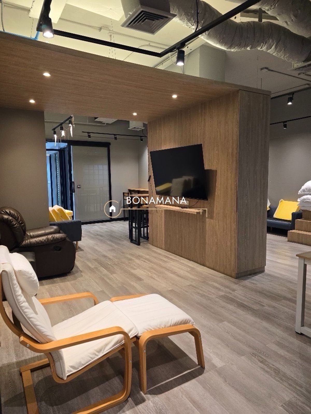 For RentOfficeSukhumvit, Asoke, Thonglor : Fully Furnished Ekkamai Office