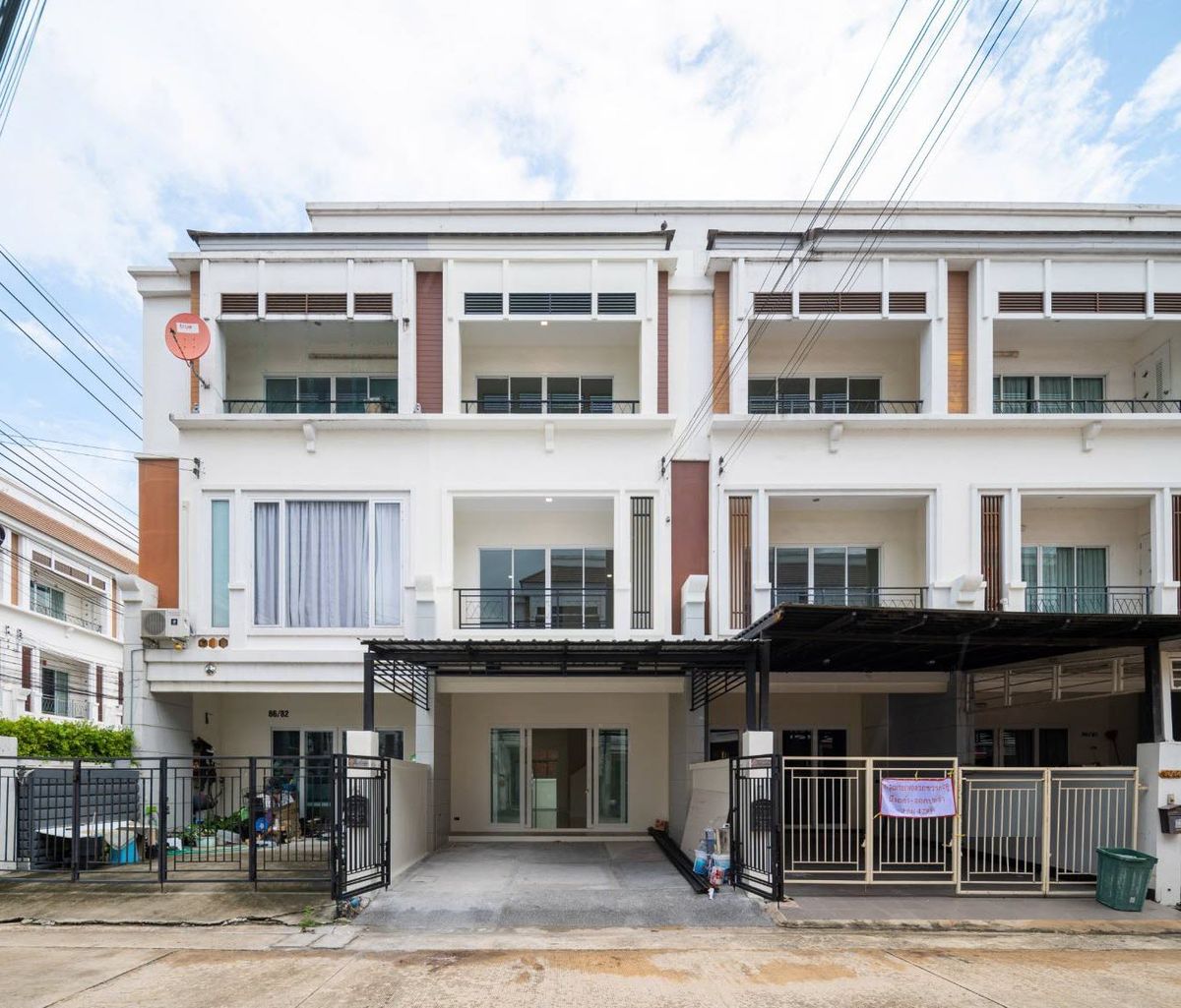 ขายทาวน์โฮมพระราม 5 ราชพฤกษ์ บางกรวย : ทาวน์โฮม 3 ชั้นมือสองตกแต่งใหม่ โครงการวิชั่นสมาร์ทซิตี้ วงศ์สว่าง-ติวานนท์ เนื้อที่ 25 ตร.ว. ฟังก์ชัน 3 ห้องนอน 3 ห้องน้ำ 2 ที่จอดรถ ทำเลดีติดถนนนครอินทร์ ใกล้รถไฟฟ้าสายสีม่วงสถานีแยกติวานนท์และจุดขึ้นทางด่วนงามวงศ์วาน