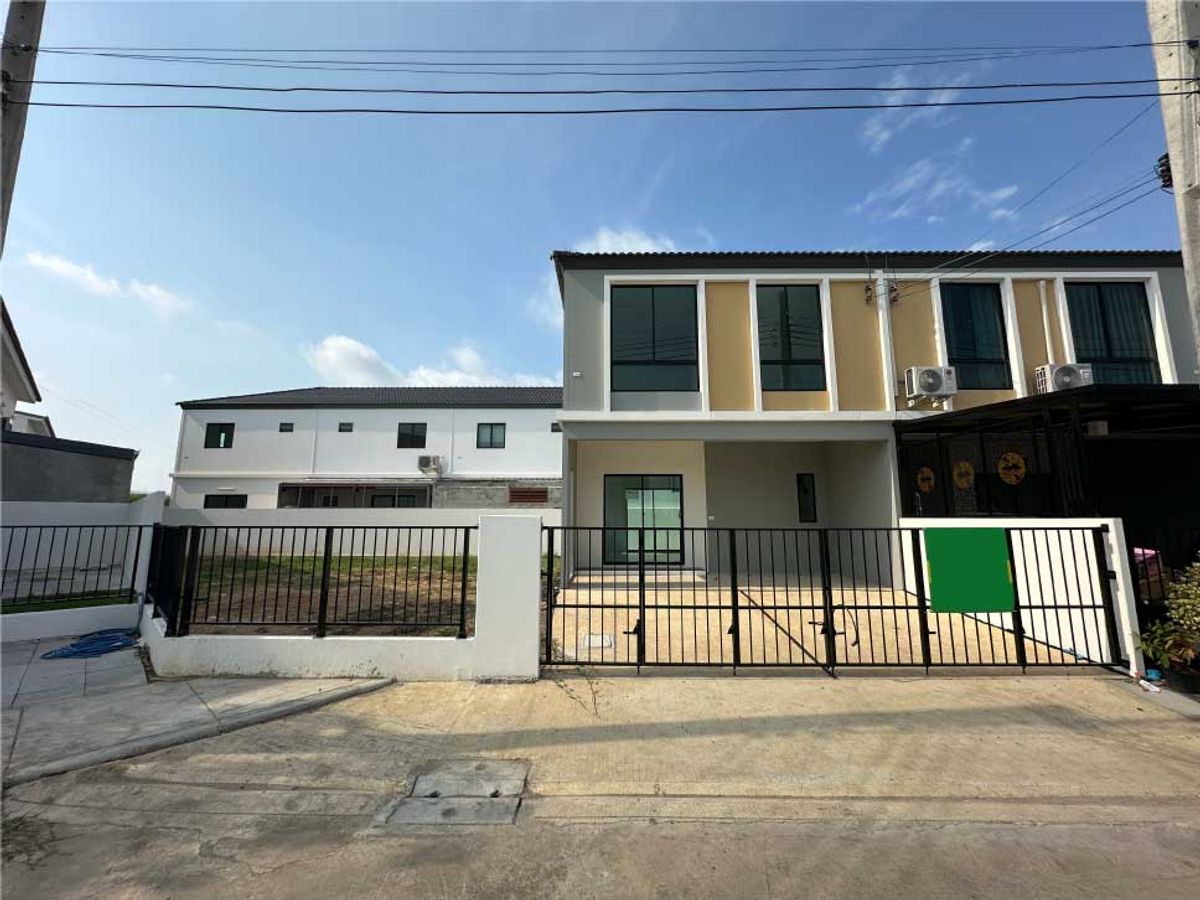 ขายทาวน์โฮมลาดกระบัง สุวรรณภูมิ : ทาวน์เฮ้าส์ที่ดินเยอะ ติดมอเตอร์เวย์ ลาดกระบัง หน้ากว้าง 5.7 เมตร จอดรถได้ 2 คัน