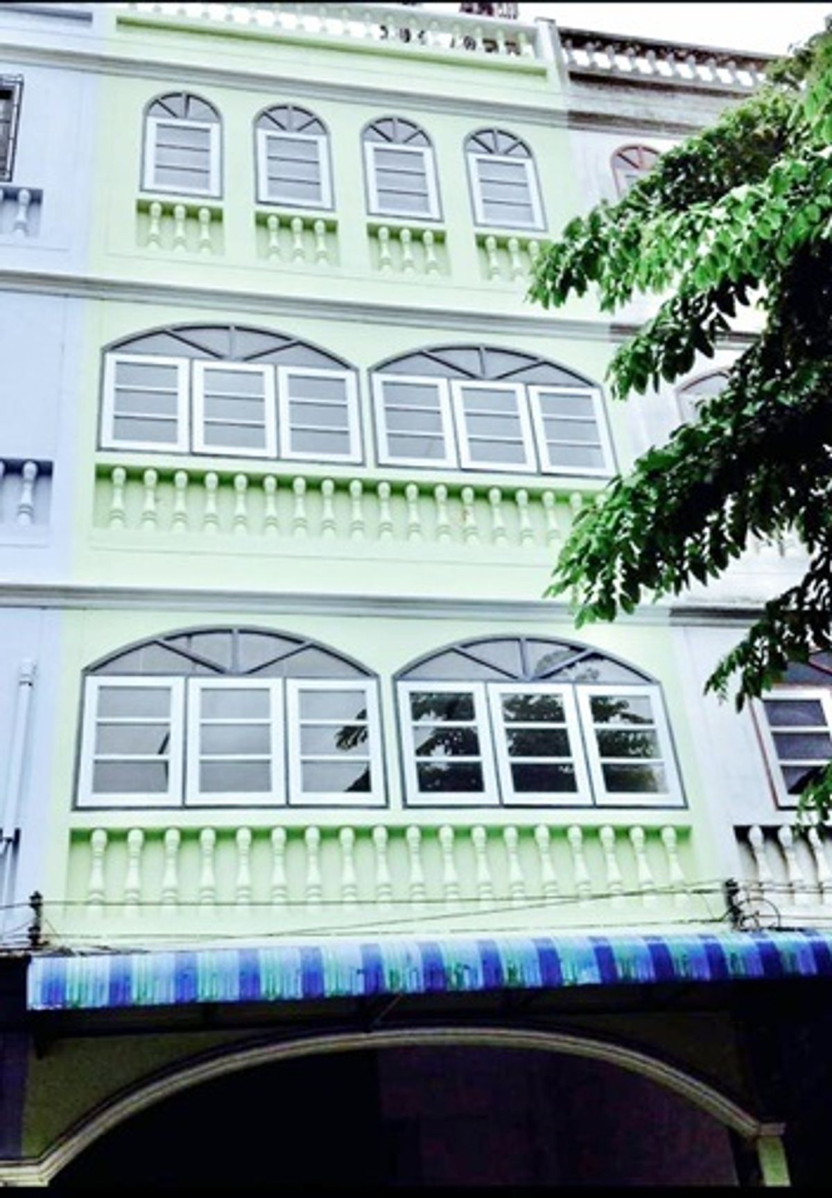 For RentShop HouseWongwianyai, Charoennakor : Very good location. BTS Wongwian Yai 540 m. Rent a 3.5 -story commercial building on the main road 230 sq.m. 18 sq.w., 3 bedrooms, 2 parking.