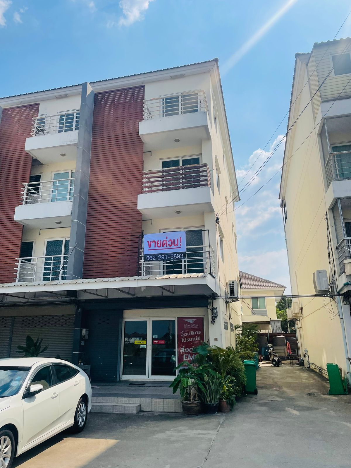 For SaleTownhomeNonthaburi, Bang Yai, Bangbuathong : Release the home home after 4 -story corner, next to Ban Kluai Sai Noi road, suitable for doing business. There is a parking lot in front of the building.
