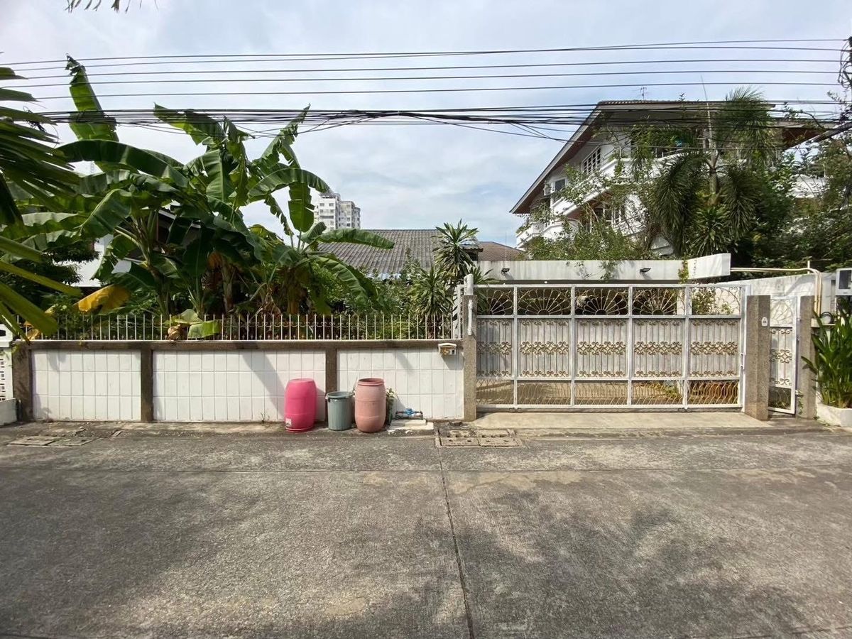 For SaleHouseRatchadapisek, Huaikwang, Suttisan : House for sale in Ratchada Inthamara 37
